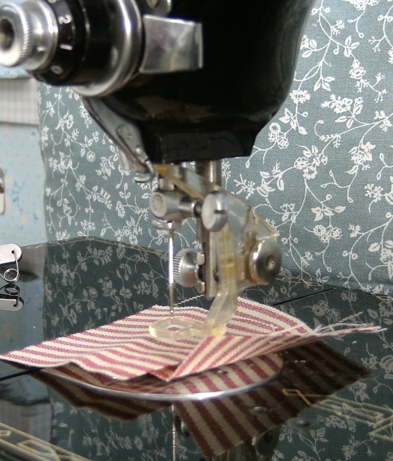 Granny's Button Box Singer 221 Featherweight Free Motion Quilting