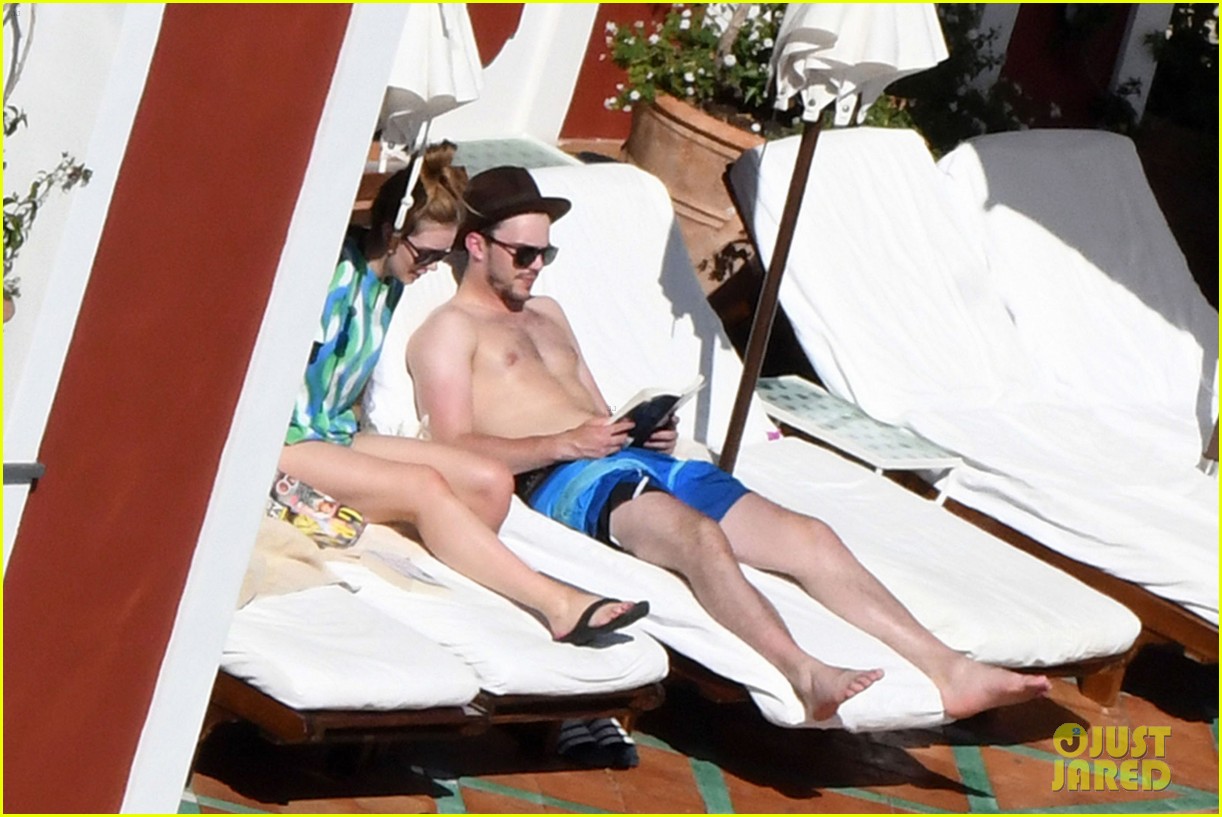 Nicholas Hoult - New Shirtless Pics.