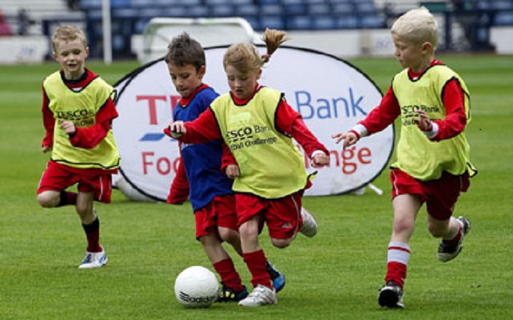 La Lettera Di Un Genitore Contro Le Bambine Che Giocano A Calcio Cosi Non Si Puo Continuare L Football
