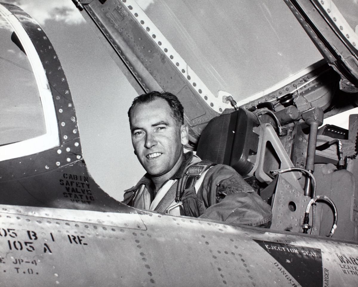 Lin+Hendrix+in+Republic+F-105.jpg