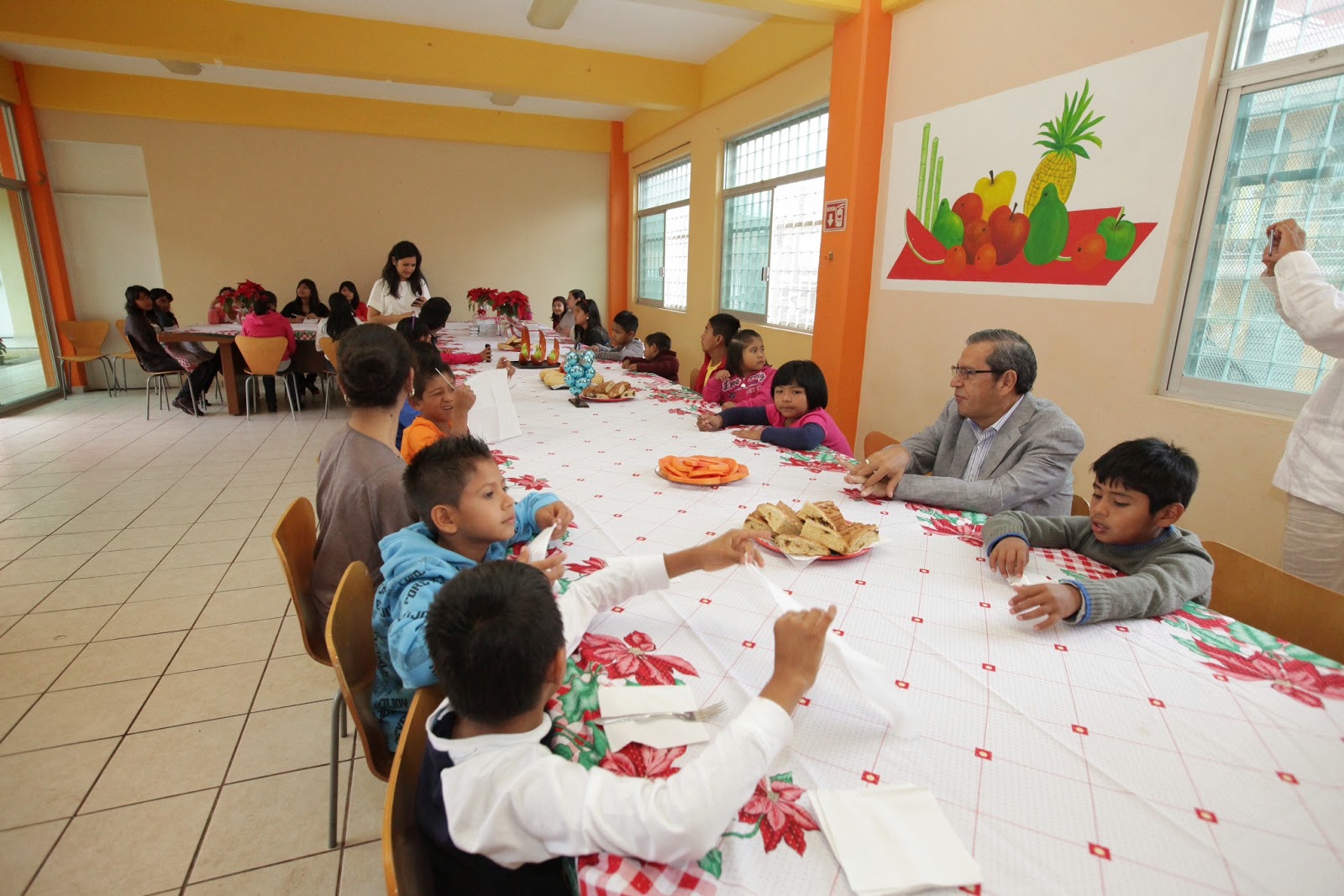 SD: CONVIVE ROGELIO ORTEGA CON INFANTES Y ADULTOS MAYORES DE CASAS HOGAR