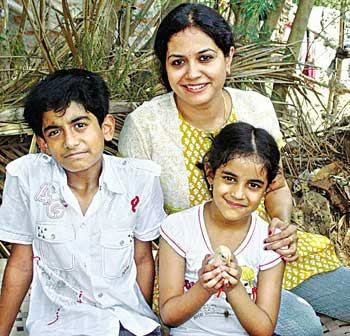 Telugu Singer Sunitha with Kids (Children) Son Akash Goparaju & Daughter Shreya Goparaju | Telugu Singer Sunitha Family Photos | Real-Life Photos