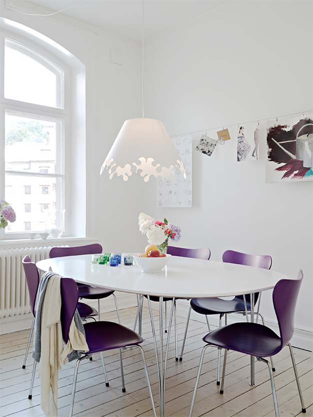 Decoração de cozinha em branco e lilás