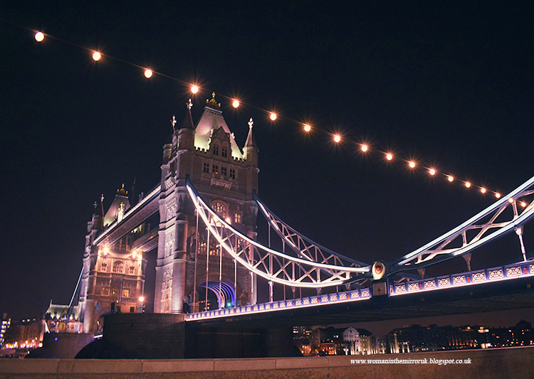 Wieczorny spacer po Londynie. Fotorelacja. Woman in the mirror UK