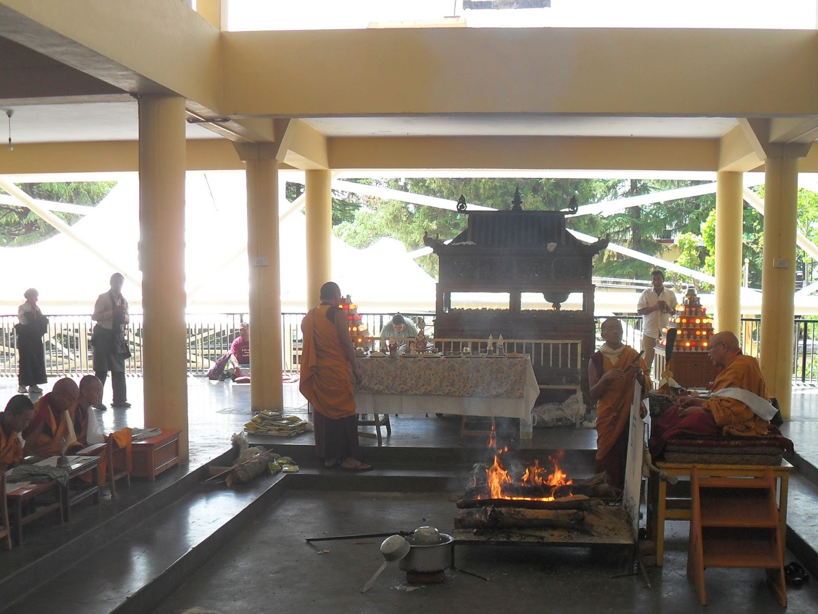 Огненная пуджа в дворце Дай-ламы в Дармсале
