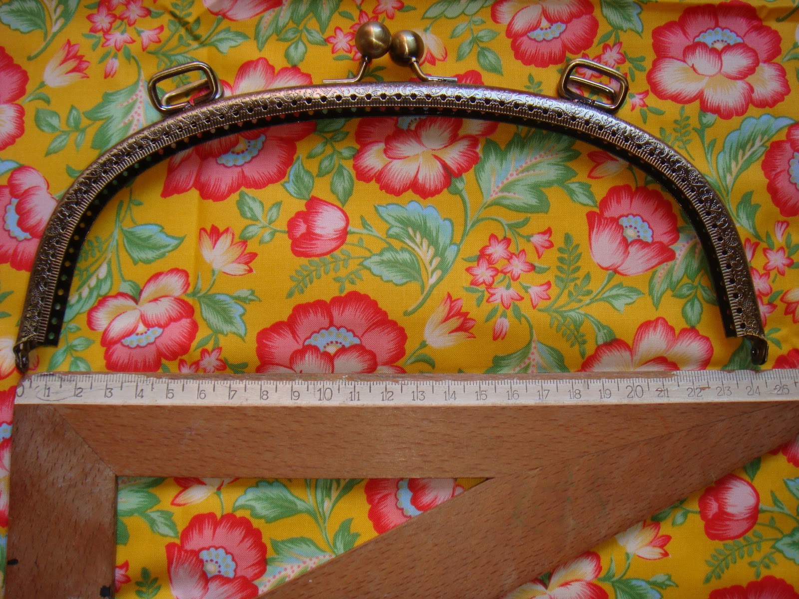 Liliana Lunares BOQUILLAS PARA BOLSOS Y MONEDEROS . Parte I. BOQUILLAS