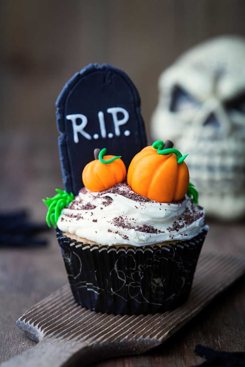 Graveyard Theme Cupcake | Halloween and desserts go hand-in-hand. So dress your desserts up to this Halloween. Check out these 21+ Best Halloween Inspired cupcakes for spooky Halloween. | delicious halloween desserts | scary desserts halloween | halloween sweets desserts | fun halloween desserts | best halloween desserts #desserts #cupcakes #sweets