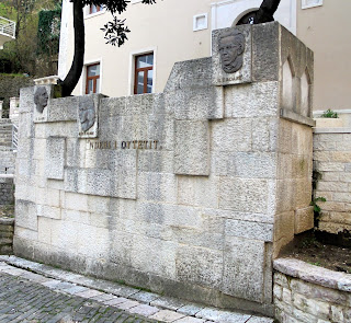 το μνημείο των Kadare Kokalari Cabej στο Αργυρόκαστρο