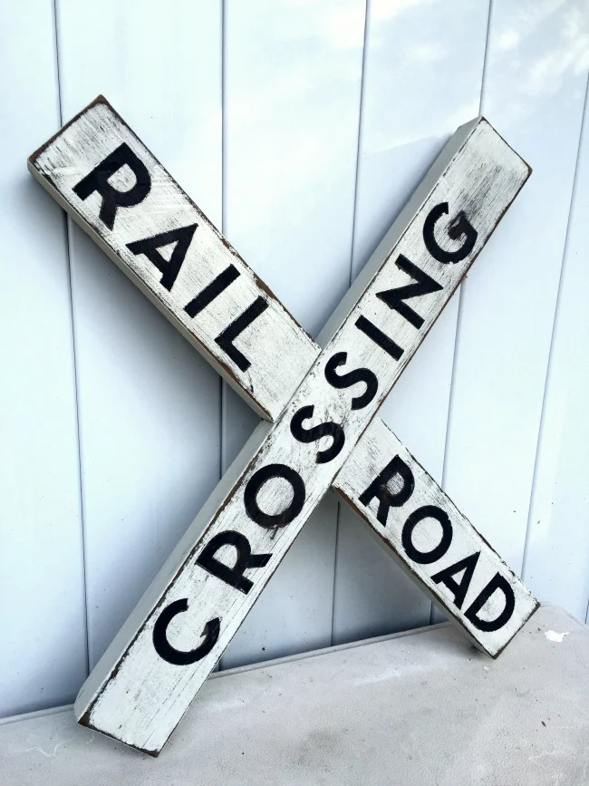 How to make a railroad crossing sign from an old picnic table. Homeroad.net