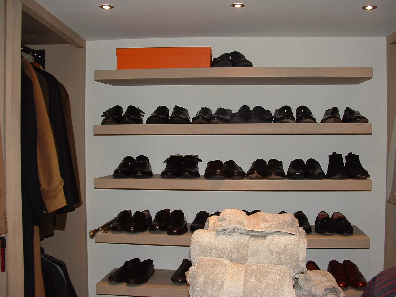 Gabinetes de cocina, closets, unidades de pared: Los closets empotrados....