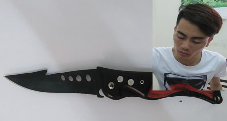 Vi khach la bit mat, ha sat nguoi lai xe om tren trien de - Anh 2