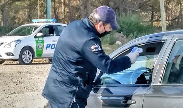 Roca: La policía controla la temperatura a los automovilistas y refuerza los operativos Roca: La policía controla la temperatura a los automovilistas y refuerza los operativos