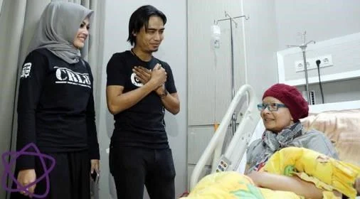 jenguk yana zein charly nyanyikan sepenggal lirik untuk semangat