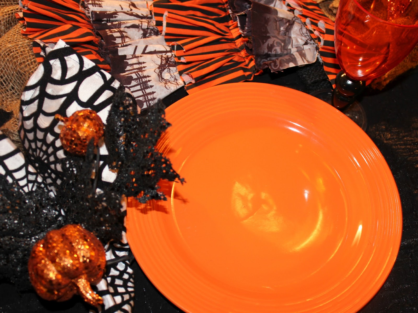 My Sister's Crazy!: THE TABLE GETS DRESSED UP FOR HALLOWEEN!!!