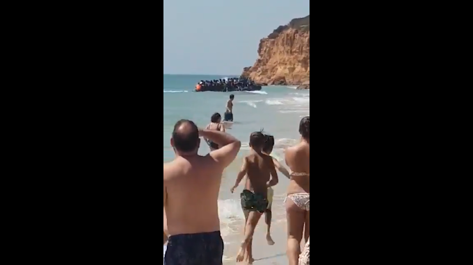 Bote de imigrantes surpreende banhistas na Espanha