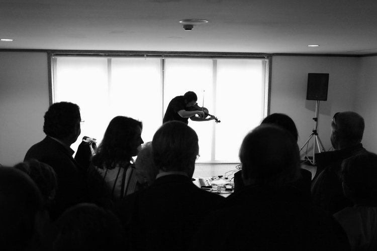 José Valente no Museu Soares dos Reis - Foto em conta luz, com o violetista em frente de uma janela e o público em primeiro plano