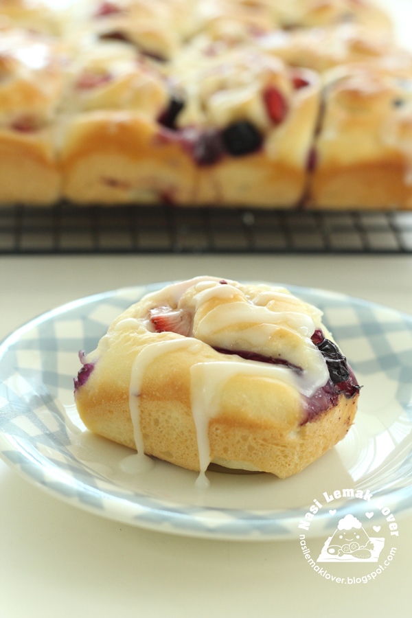 Nasi Lemak Lover Fresh Strawberry and Blueberries bread buns _Natural