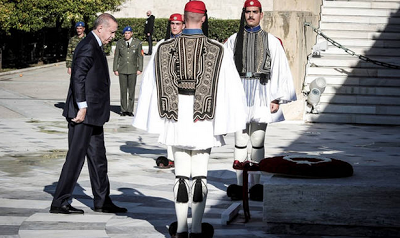 Οι Ευέλπιδες έσπασαν το πρωτόκολλο και έψαλαν τον εθνικό ύμνο μπροστά στον Ερντογάν (vid)