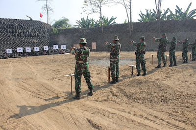 ASAH KEMAMPUAN, PRAJURIT KODIM LATIHAN MENEMBAK