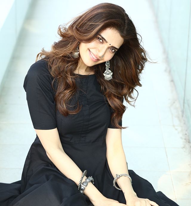 Karishma Tanna HD WallPaper and best pictures collection - Bollywood Popular