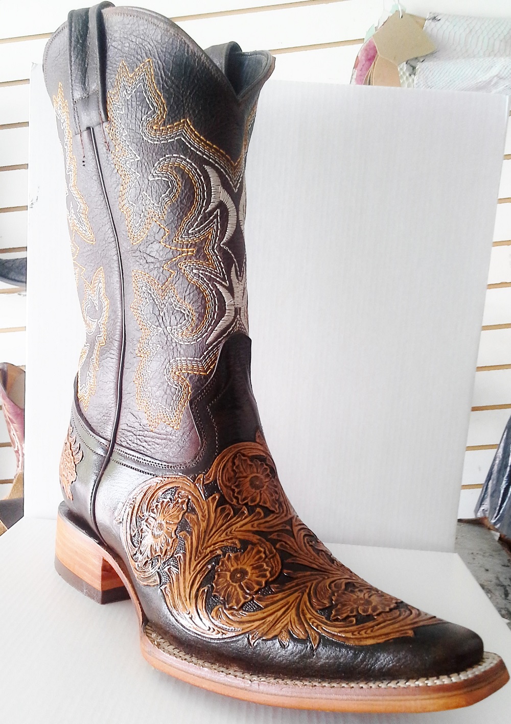 bota vaquera cincelada