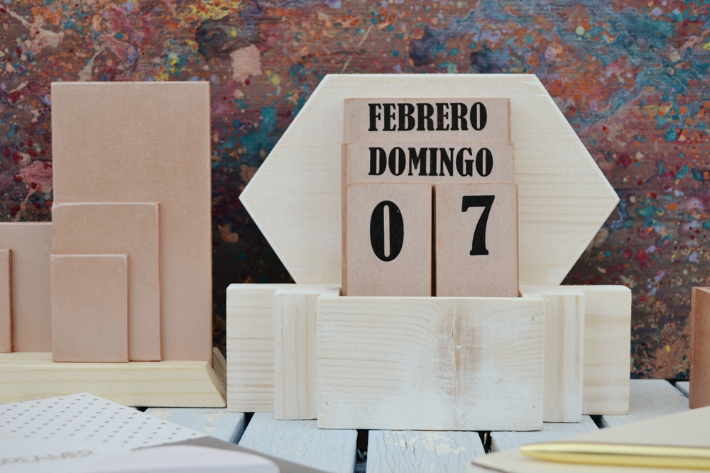 Diy, nuevo diseño en madera os cuento como realizar un portapapeles  handmade y además presentamos un diseño nuevo, un calendario perpetuo ideal para cualquier mesa de trabajo