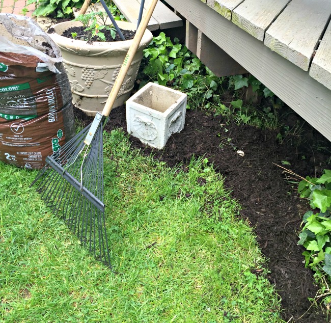 How to Spruce up the Yard with Edging and Mulch