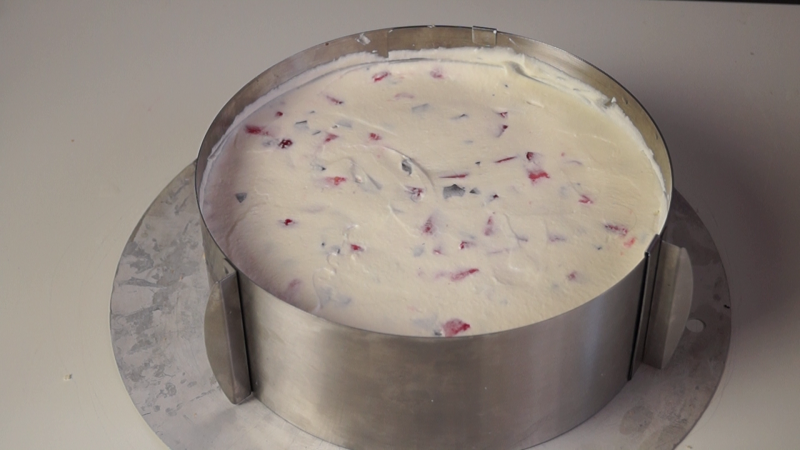 Erdbeer-Vanillejoghurt-Torte mit Amicelli-Rand