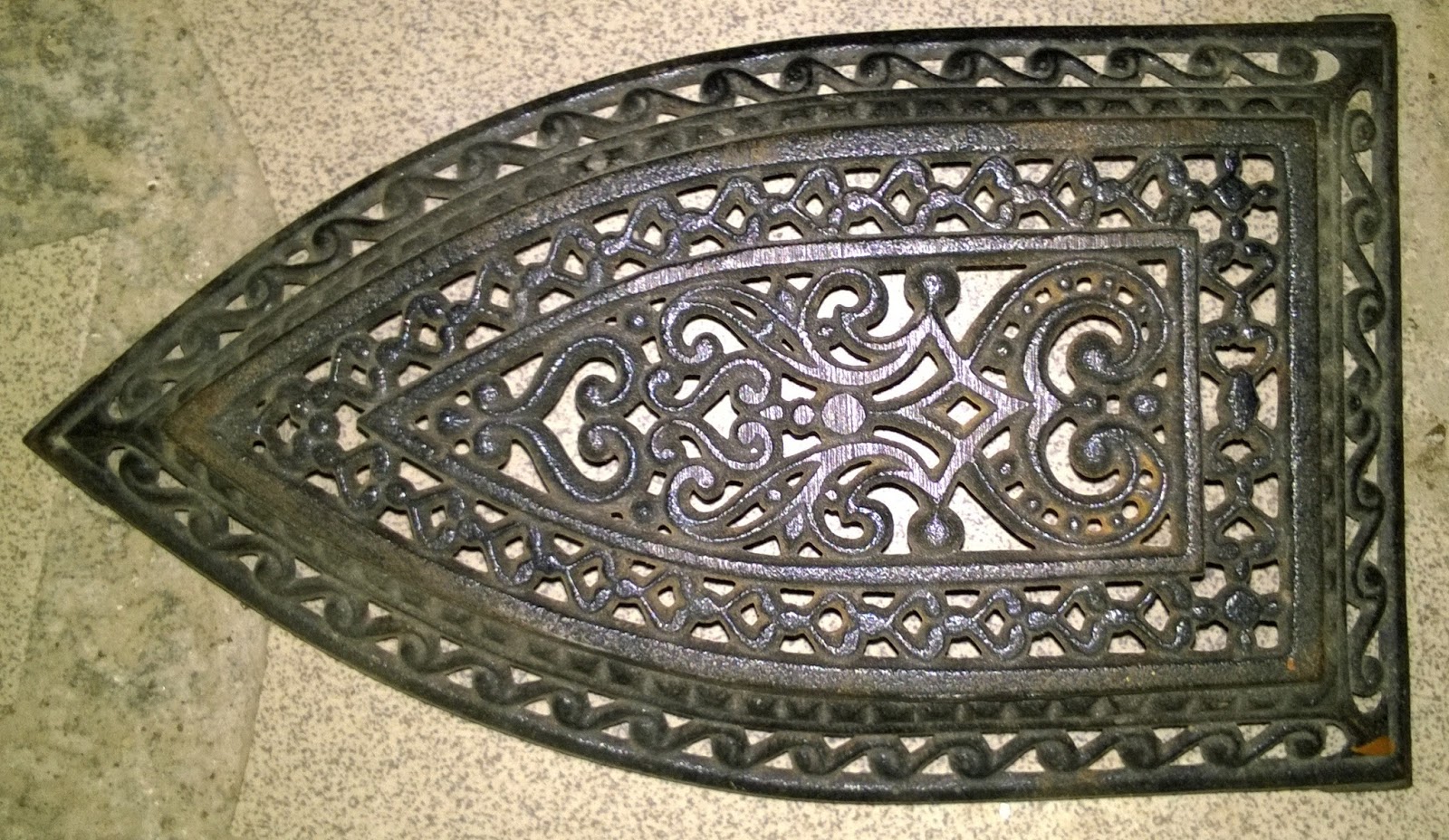 кружевное чугунное литьё 1894 года. плита под казан центролит 60x70. люк вчшг тип тм d400 оуэ-600. чугунный под. чугунный под.