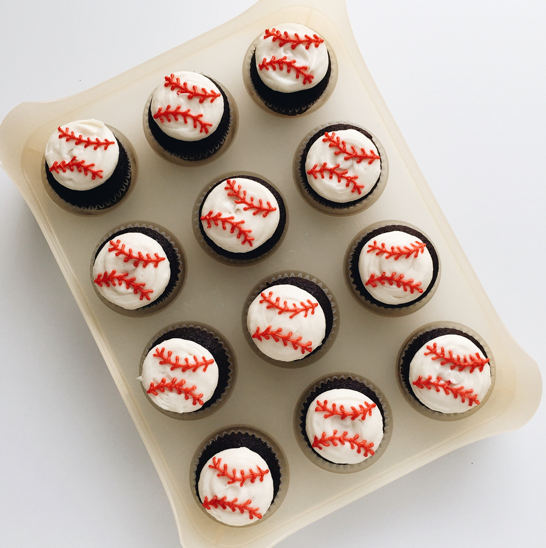 i heart baking! baseball cupcakes