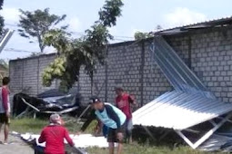 Puluhan Pujasera dan Rumah Warga Dua Desa di Gresik Dihantam Puting Beliung 