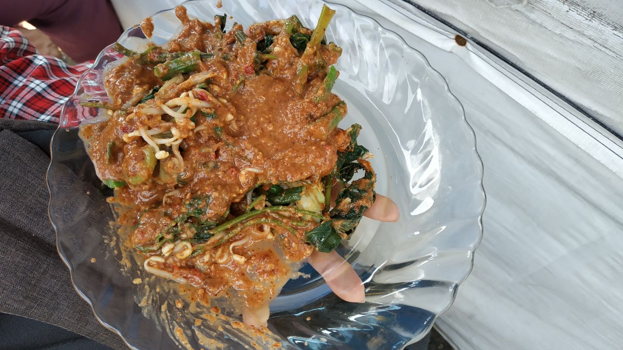 Penampakan Rujak Kangkung Di Tegal