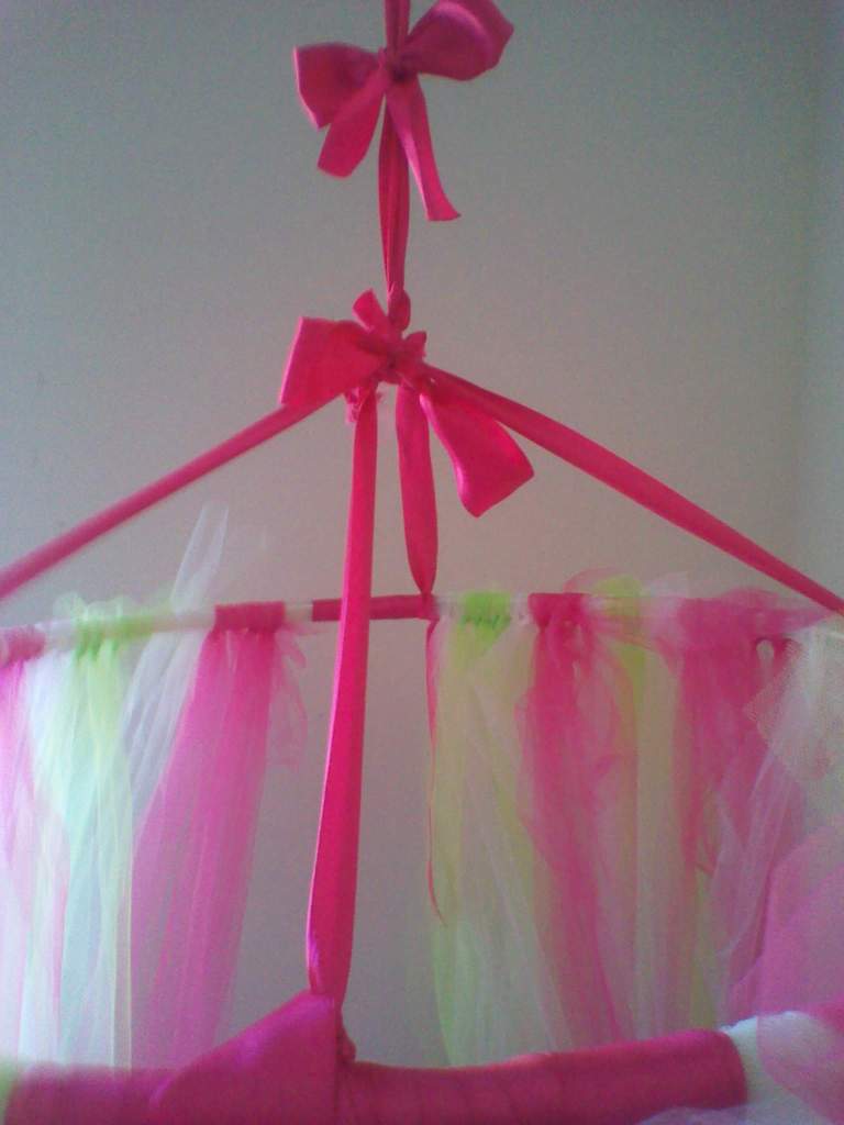 Princess Dazzle How to make a tulle bed canopy!