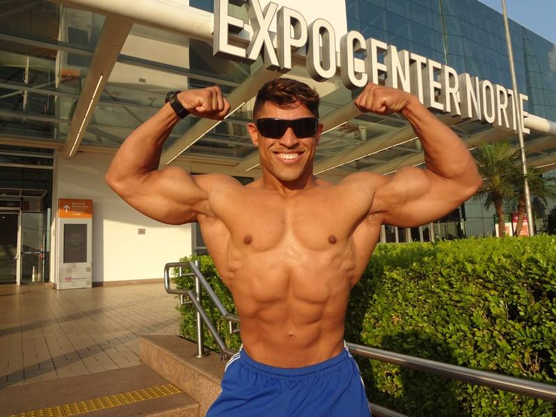 Alex Lucena exibe os músculos na porta do Expo Center Norte - Foto: Alan Azevedo