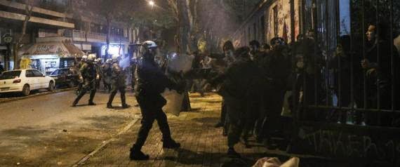 Βρέθηκε ο αστυνομικός που χτύπησε φωτορεπόρτερ -Απειλείται με αποπομπή από το Σώμα Βρέθηκε ο αστυνομικός που χτύπησε φωτορεπόρτερ -Απειλείται με αποπομπή από το Σώμα