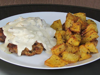 Snitel vienez cu sos de branza si ciuperci / Viennese schnitzel with cheese sauce and mushrooms