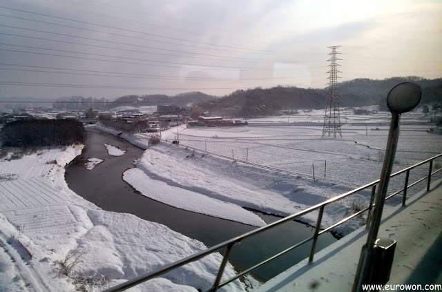Río nevado en la Corea rural