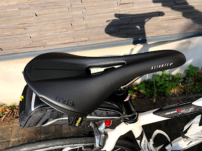 新車外しフィジーク　アリアンテ BLOG 【fi'zi:k（フィジーク）】の名作サドル「ARIONE