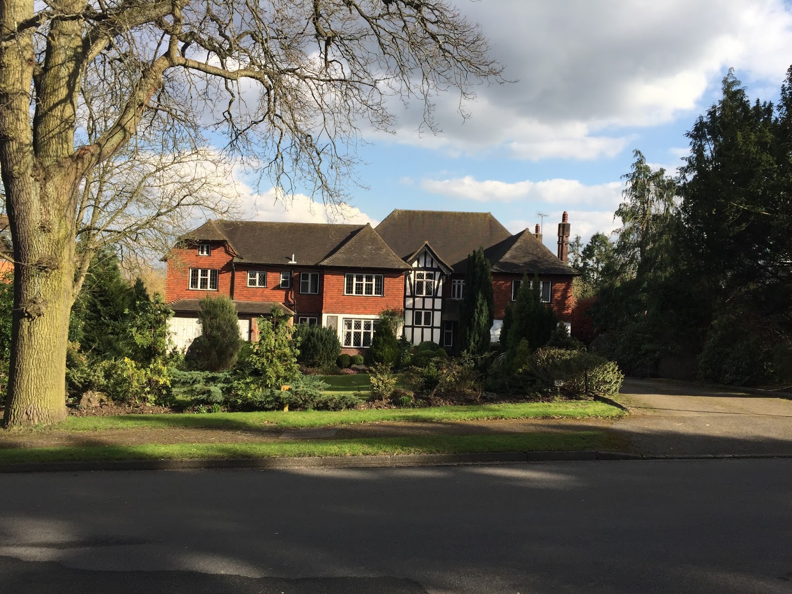 A Suburban Wander Around Moor Park, Hertfordshire In Search of Space