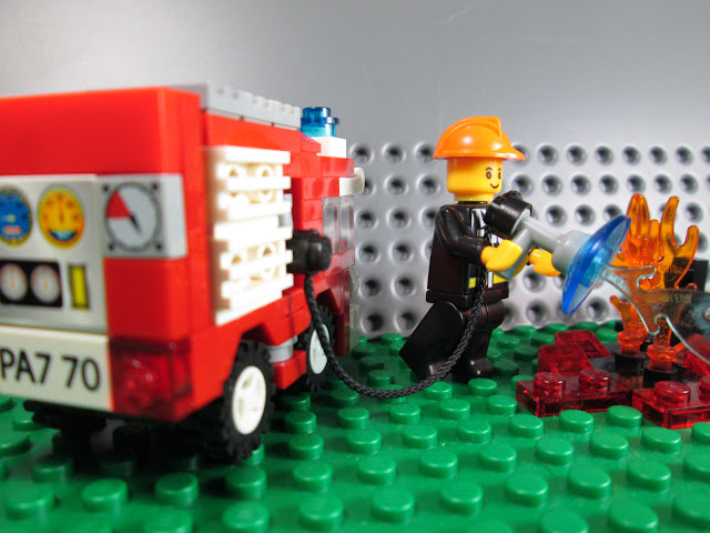 MOC LEGO sobre o combate dos bombeiros aos fogos florestais