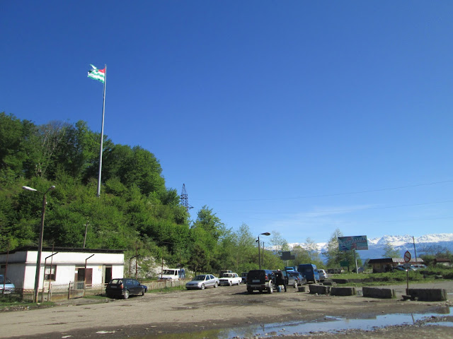 Abjasia da la bienvenida al viajero con un barrizal