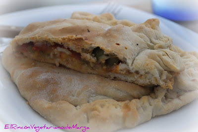 Empanada vegana de tomate y pimiento verde