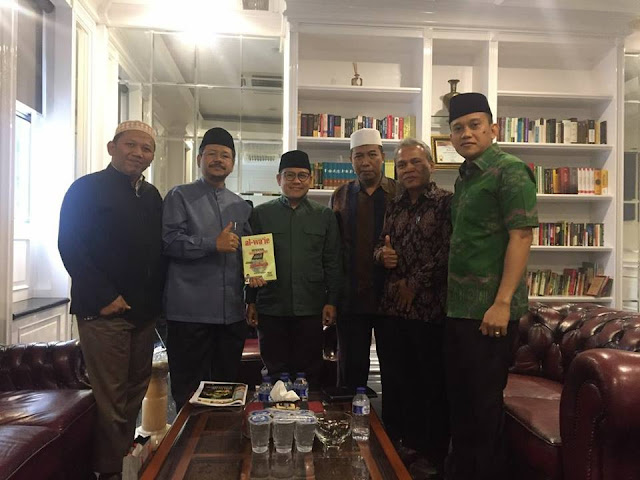 Masih Ingat Kata Cak Imin Akan Dampingi HTI? Saat Didatangi Pengurus HTI dia Berubah 180 Derajat Masih Ingat Kata Cak Imin Akan Dampingi HTI? Saat Didatangi Pengurus HTI dia Berubah 180 Derajat