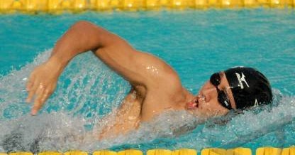 Ketika berenang gaya bebas posisi wajah menghadap ke
