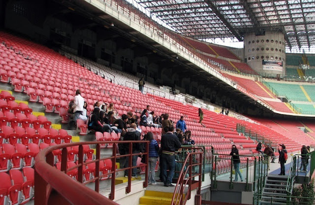 Visitantes no estádio San Siro em Milão Visitantes no estádio San Siro em Milão