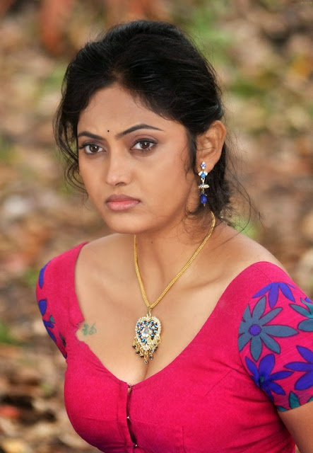 Tamil actress sampoorna spicy pics showing her cleavage looking so sexy 