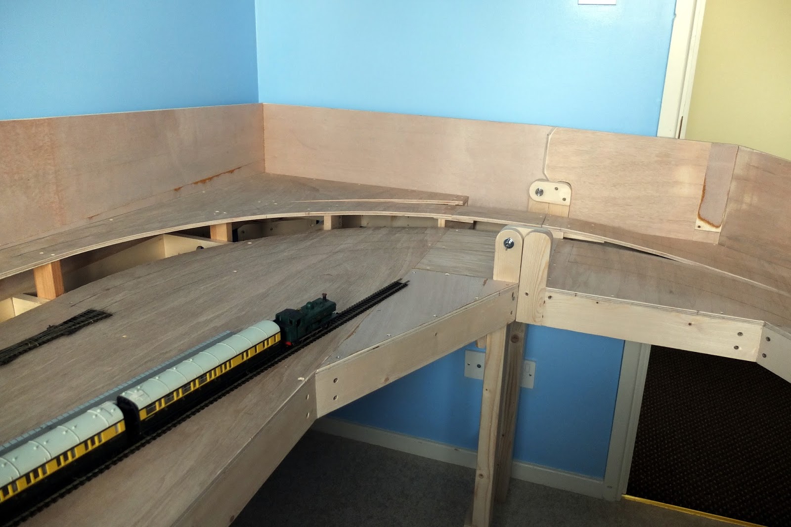 Martin's Model Railway Baseboards finally finished and in place