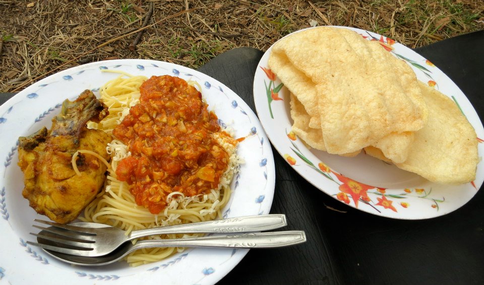 Spaghetti, ayam goreng dan krupuk udang, makan siang di Danau Segara Anak, Gunung Rinjani Spaghetti, ayam goreng dan krupuk udang, makan siang di Danau Segara Anak, Gunung Rinjani