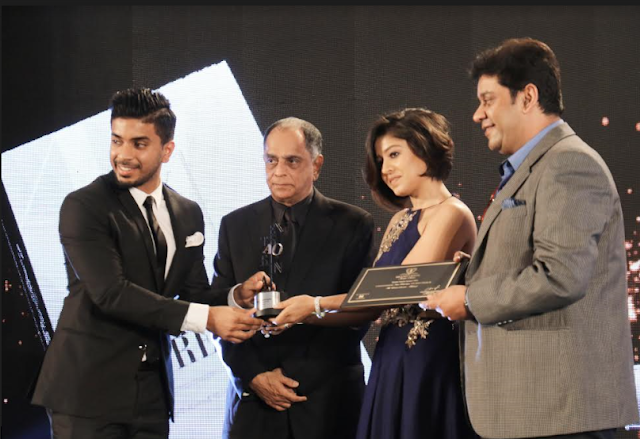 Keshav Bansal reciveing Extraordianaire award from Sunidhi Chauhan . Keshav Bansal reciveing Extraordianaire award from Sunidhi Chauhan .