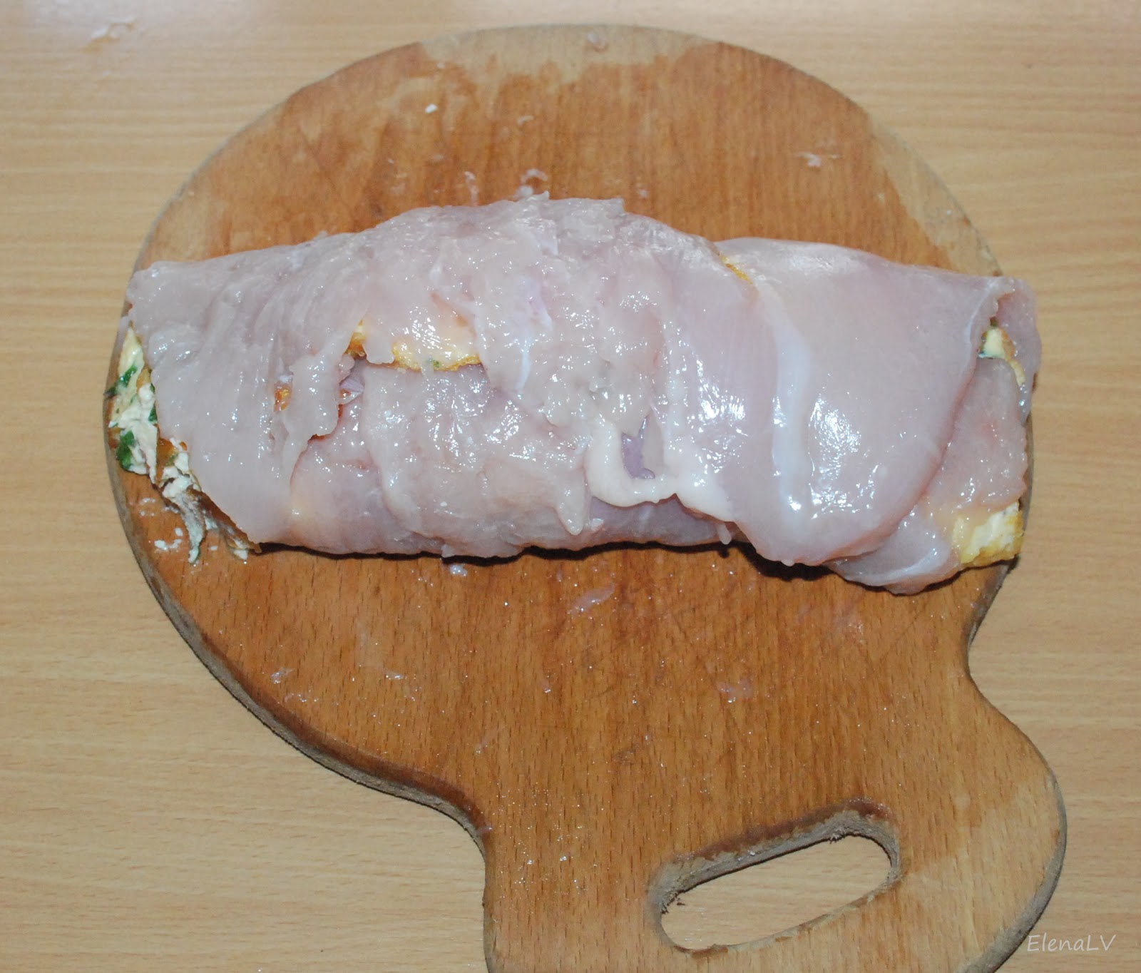 куриный рулет вареный в кастрюльке. куриная колбаса в пленке. куриный рулет рецепт в пищевой пленке. куриный рулет вареный в пищевой. рулет из мяса в пищевой пленке.